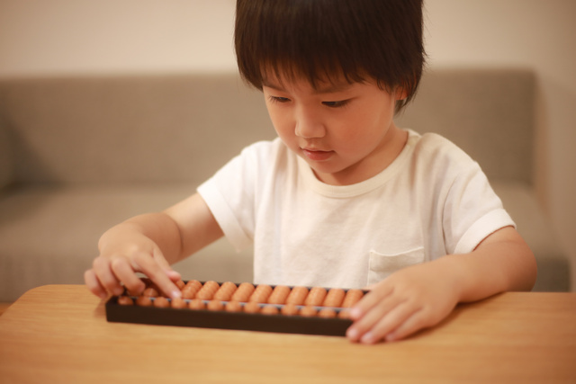 そろばんをはじく男の子